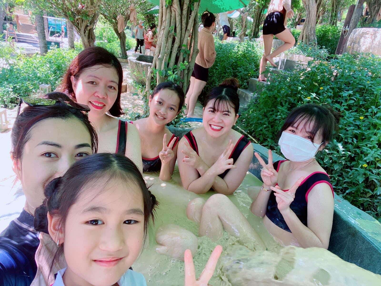 Khách tham quan tắm bùn Hòn Tằm