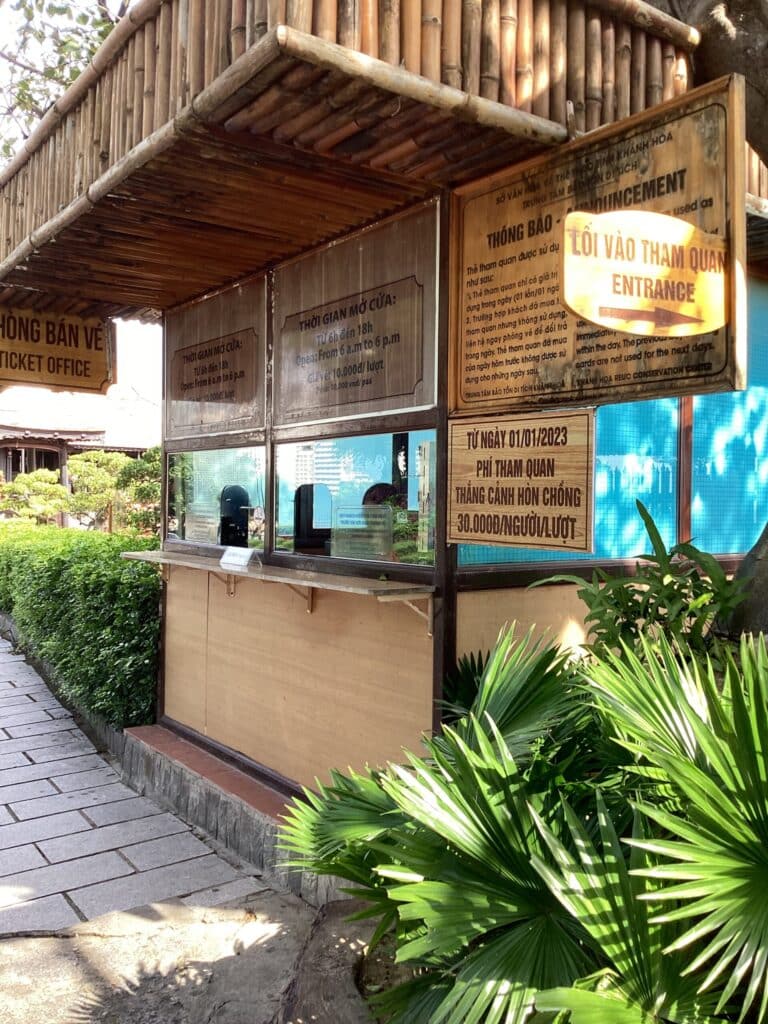 Quầy vé hòn Chồng