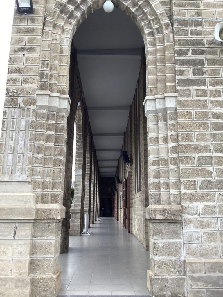 Hành lang nhà thờ đá