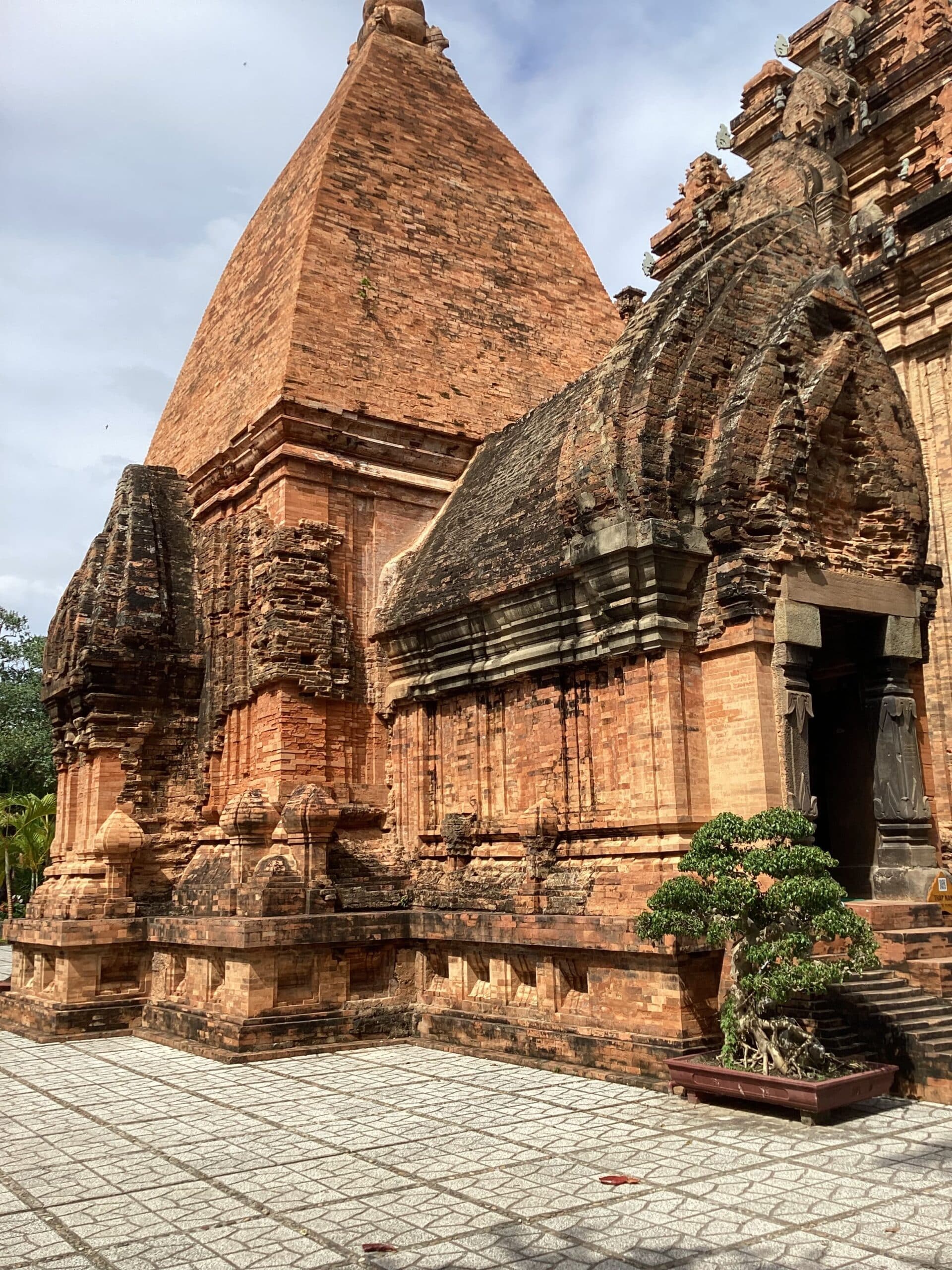 Toa thap chinh tai Thap Ba Ponagar Nha Trang