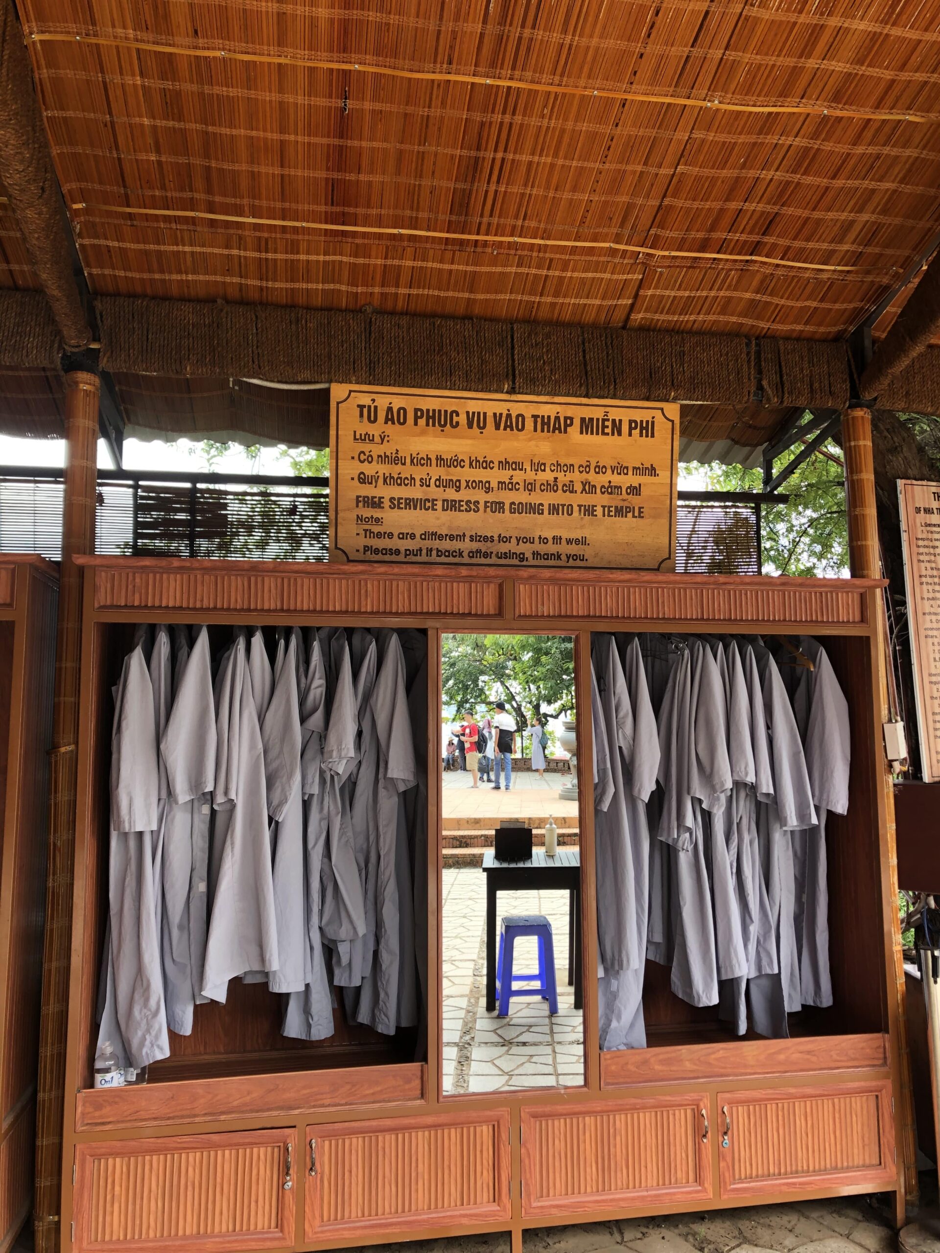 Trang phuc mien phi tai Thap Ba Ponagar