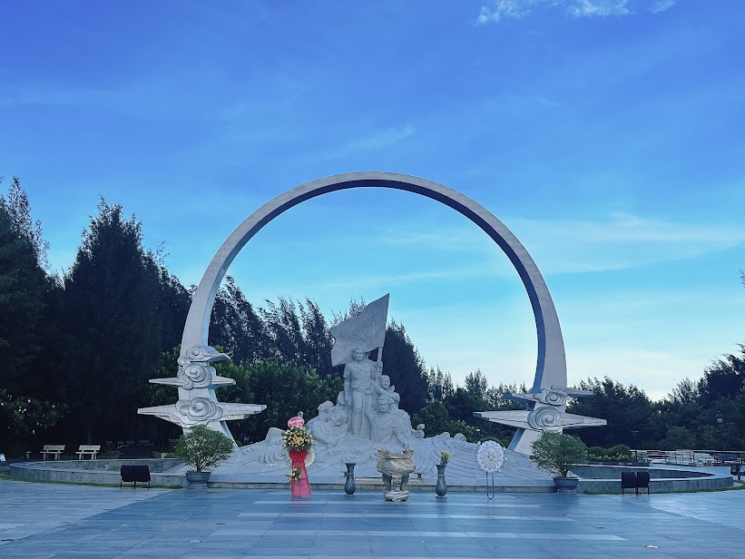 Tuong dai tuong niem Gac Ma Cam Lam 3